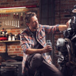 Mann poliert sein Motorrad für den Winter