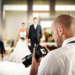 Professioneller Fotograf bei einer Hochzeit