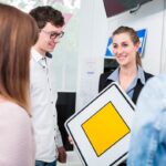 Fahrlehrerin erklärt Verkehrszeichen in einer Schulung für Fahrschüler.