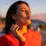 German Flavours Genussmoment – Frau vapet bewusst im Abendlicht und erlebt Geschmack mit allen Sinnen