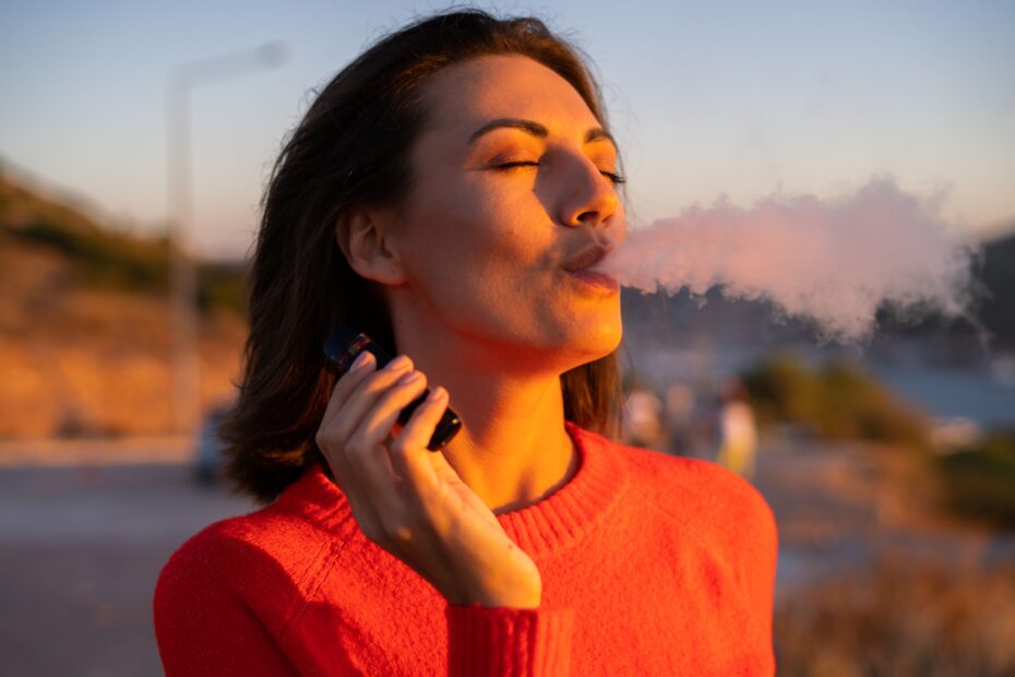 German Flavours Genussmoment – Frau vapet bewusst im Abendlicht und erlebt Geschmack mit allen Sinnen